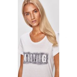 Mustang - T-shirt. Białe t-shirty Mustang, s, bez wzorów, z bawełny, bez kołnierzyka, bez ramiączek. Za 59.90 zł.