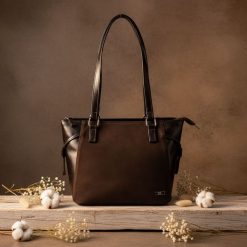 Shopperka skórzana SHE zamsz 726 czekolada. Brązowe torebki klasyczne SHE, bez wzorów, z materiału, zamszowe, bez dodatków. Za 399.99 zł.