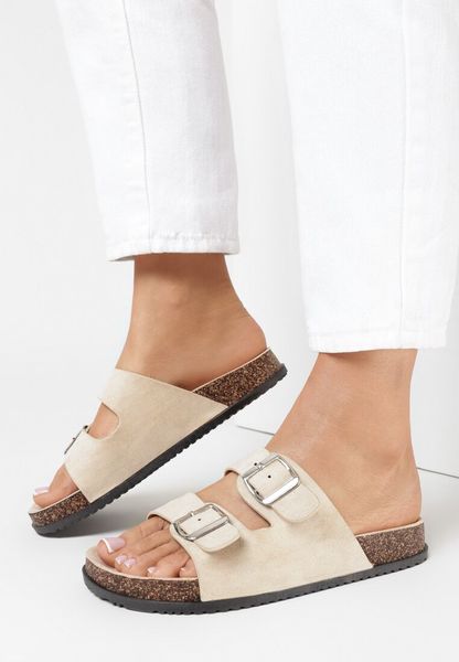 Beżowe Klapki Kleogoria. Brązowe klapki Born2be, bez wzorów, bez obcasa, na płaskiej podeszwie. Za 59.99 zł.