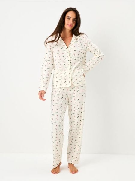 Świąteczna piżama dwuczęściowa z wzorem ostrokrzewu - kremowy. Białe piżamy Sinsay, bez wzorów, bez ramiączek. W wyprzedaży za 39.99 zł.