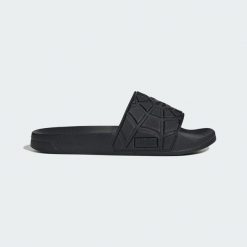 KLAPKI PRYSZNICOWE ADIDAS MARVEL SPIDER-MAN ADILETTE. Czarne klapki Adidas, bez wzorów, z syntetyku, bez obcasa. Za 179.00 zł.