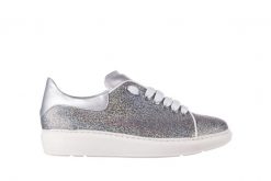 Trampki Bayla-185 185 102 Srebrny, Skóra naturalna - 39. Szare trampki Bayla, z aplikacjami, z jeansu, bez zapięcia. W wyprzedaży za 89.10 zł.
