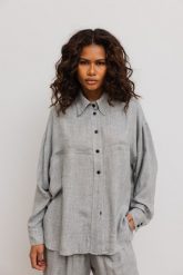 Luźna koszula z kieszeniami w kolorze LIGHT GREY- BERYL-S/M. Szare koszule Marsala, m, bez wzorów, z jeansu, biznesowe, bez kołnierzyka, bez ramiączek. Za 359.90 zł.