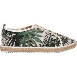 WIĄZANE ESPADRYLE W EGZOTYCZNY NADRUK. Espadryle TOP SECRET. W wyprzedaży za 29.99 zł.