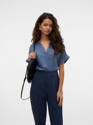 Vero Moda Bluzka w kolorze niebieskim rozmiar: XXL. Niebieskie bluzki Vero Moda, s, bez wzorów, z wiskozy, klasyczne, bez kołnierzyka, bez ramiączek. Za 70.74 zł.
