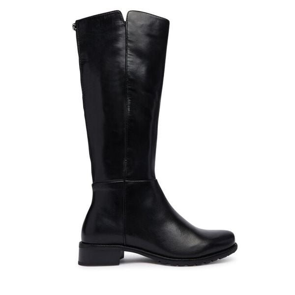 Oficerki Josef Seibel. Czarne kozaki Josef Seibel, bez obcasa, na płaskiej podeszwie, bez zapięcia. Za 689.99 zł.