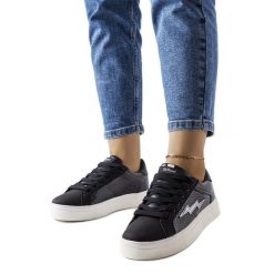 Czarne sneakersy z imitacji skóry węża Vernadeau. Czarne trampki bez wzorów, ze skóry, bez zapięcia. Za 89.18 zł.
