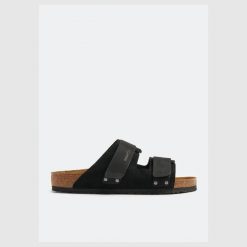 Uniseksowe japonki starannie zaprojektowana konstrukcja ZURICH. Czarne klapki Birkenstock, bez wzorów, z nubiku, bez obcasa. Za 576.00 zł.