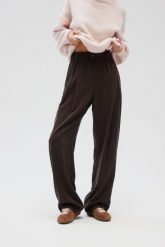 Eleganckie spodnie z zakładkami w kolorze DEEP BROWN - DERRY-M/L. Brązowe spodnie materiałowe Marsala, na co dzień, l, bez wzorów, z gumy. Za 399.90 zł.