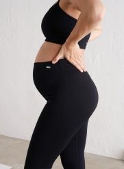 Damskie legginsy ciążowe prążkowane bezszwowe czarne. Czarne legginsy AIM'N, s, bez wzorów, z elastanu, z podwyższonym stanem. Za 261.00 zł.