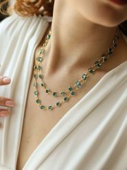 L'Atelier de Gaia Pozłacany naszyjnik z kryształami - dł. 45 cm rozmiar: onesize. Niebieskie naszyjniki L'Atelier de Gaia, z kryształem, pozłacane. Za 79.21 zł.