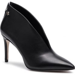 Szpilki GUESS - Boana4 FL7BOA LEA09 BLACK. Czarne szpilki Guess, z aplikacjami, z materiału, bez obcasa, na obcasie, bez zapięcia. Za 689.00 zł.