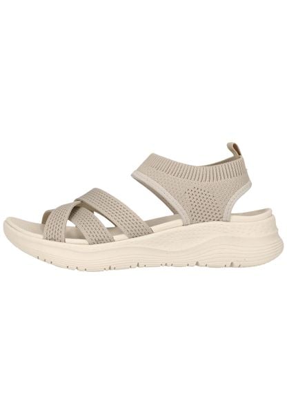 Sandały damskie Whistler Acerra. Białe sandały Whistler, bez wzorów, z materiału, eleganckie, bez obcasa, bez zapięcia. Za 197.00 zł.