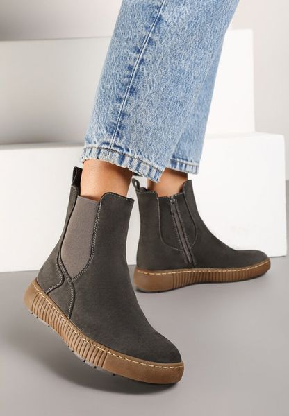 Szare Botki Sztyblety na Płaskiej Podeszwie Ozdobionej Tłoczeniem Lemitana. Szare botki Renee, bez wzorów, z gumy, bez obcasa, na płaskiej podeszwie, bez zapięcia. Za 119.99 zł.