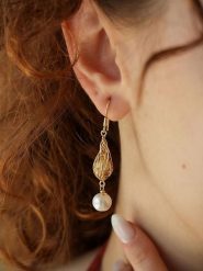 L'Atelier de Gaia Pozłacane kolczyki z perłami rozmiar: onesize. Białe kolczyki L'Atelier de Gaia, z perłą, pozłacane, z zapięciem typu bigiel. Za 39.99 zł.