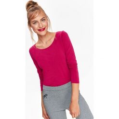 BAWEŁNIANY T-SHIRT Z DEKOLTEM W ŁÓDKĘ. Czerwone t-shirty TOP SECRET, bez wzorów, z bawełny, bez kołnierzyka, bez ramiączek. W wyprzedaży za 19.99 zł.