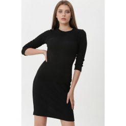 Czarna Sukienka Yvette. Czarne sukienki Born2be, na imprezę, na jesień, l, bez wzorów, z dzianiny, bez kołnierzyka, bez ramiączek, midi, dopasowane. Za 69.99 zł.