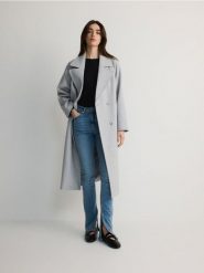 Dwurzędowy płaszcz oversize - ciemnoszary. Szare płaszcze Reserved, l, bez wzorów, z tkaniny, bez kaptura. W wyprzedaży za 159.99 zł.