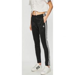 Adidas Originals - Spodnie. Czarne spodnie materiałowe Adidas Originals, na co dzień, bez wzorów, z dzianiny. Za 199.90 zł.