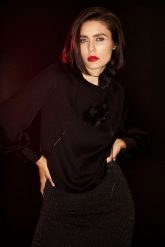 Elegancka koszula z bufiastymi rękawami czarna. Czarne koszule MOODO, l, bez wzorów, z poliesteru, eleganckie, bez kołnierzyka, bez ramiączek. W wyprzedaży za 48.99 zł.