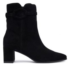 Botki Caprice. Czarne botki Caprice, bez wzorów, bez obcasa, na słupku, bez zapięcia. Za 589.99 zł.