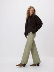 Jeansy flare z wysokim stanem - zielony. Zielone jeansy Reserved, bez wzorów, z podwyższonym stanem. Za 139.99 zł.