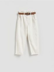 Jeansy paperbag z paskiem - biały. Białe jeansy Reserved, bez wzorów. Za 149.99 zł.