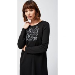 Sukienka z haftem. Czarne sukienki MOODO, na co dzień, xs, bez wzorów, z elastanu, casualowe, bez kołnierzyka, bez ramiączek, proste. Za 29.99 zł.