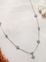 Lodie Silver Posrebrzany naszyjnik z elementami ozdobnymi - dł. 42 cm rozmiar: onesize. Szare naszyjniki Lodie Silver, z cyrkonią, metalowe. Za 73.99 zł.