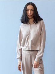 Rozpinana bluza z domieszką wiskozy i kieszeniami - kremowy. Białe bluzy sportowe Sinsay, l, bez wzorów, z wiskozy, bez kaptura. Za 59.99 zł.