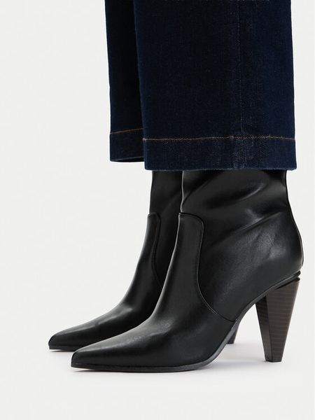 MEXX Botki EO-MI001804363W Czarny. Czarne botki Mexx, bez wzorów, ze skóry, bez obcasa, na słupku, bez zapięcia. Za 379.99 zł.