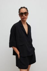 Krótka koszula z lnem w kolorze TOTALLY BLACK - TALA-M/L. Czarne koszule Marsala, l, bez wzorów, z dzianiny, klasyczne, bez kołnierzyka, bez ramiączek. Za 199.90 zł.