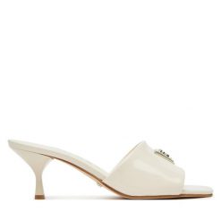 Klapki Guess. Brązowe klapki Guess, z aplikacjami, bez obcasa. Za 699.99 zł.