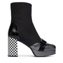 Botki Fly London. Czarne botki Fly London, bez wzorów, bez obcasa, na słupku, bez zapięcia. Za 779.99 zł.