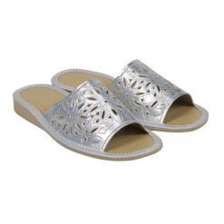 Kapcie damskie klapki R.36 na koturnie z wycięciami lekkie wygodne odkryte KD-02-SR-36. Niebieskie obuwie domowe w ażurowe wzory, z lakierowanej skóry, bez zapięcia. Za 23.37 zł.