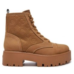 Botki Guess. Brązowe botki Guess, z aplikacjami, bez obcasa, na płaskiej podeszwie, bez zapięcia. Za 799.99 zł.