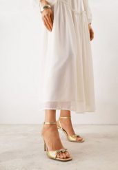 Złote Sandały VICES na Szpilce Zdobione Kokardą i Aplikacją z Cyrkoniami Sireilora. Żółte sandały Renee, z aplikacjami, z satyny, glamour, bez obcasa, na obcasie, bez zapięcia. Za 89.99 zł.