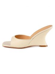 Loft37 Skórzane klapki w kolorze beżowym rozmiar: 35. Brązowe klapki loft37, bez wzorów, z otwartym noskiem, bez obcasa, na koturnie. Za 304.99 zł.