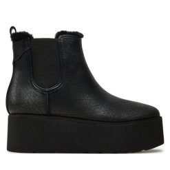 Botki Guess. Czarne botki Guess, z aplikacjami, bez obcasa, na koturnie, bez zapięcia. Za 739.99 zł.