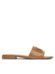 Guess Klapki FLJTAR LEA19 Brązowy. Brązowe klapki Guess, z aplikacjami, ze skóry, bez obcasa. Za 309.99 zł.