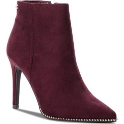 Botki XTI - 30952 Burgund. Czerwone botki Xti, bez wzorów, z materiału, bez obcasa, na obcasie, bez zapięcia. W wyprzedaży za 179.00 zł.