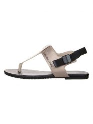 Calvin Klein Sandały w kolorze beżowym rozmiar: 36. Brązowe sandały Calvin Klein, bez wzorów, klasyczne, z otwartym noskiem, bez obcasa, bez zapięcia. Za 150.37 zł.