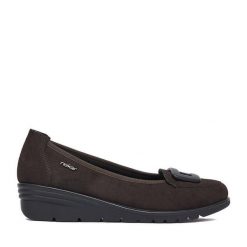 Półbuty Rieker. Brązowe czółenka Rieker, bez wzorów, bez obcasa, na koturnie, bez zapięcia. Za 319.99 zł.