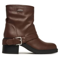 Botki Guess. Brązowe botki Guess, z aplikacjami, bez obcasa, na słupku, bez zapięcia. Za 829.99 zł.