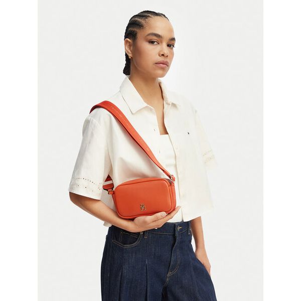Torebka Tommy Hilfiger. Brązowe listonoszki TOMMY HILFIGER, bez wzorów, bez dodatków. Za 409.99 zł.