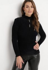 Czarny Puchaty Wełniany Sweter z Półgolfem i Biżuteryjnymi Guzikami Xeminta. Czarne swetry Born2be, bez wzorów, z wełny, bez ramiączek. Za 59.99 zł.