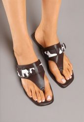 Brązowe Klapki z Ozdobną Klamerką i Wstawkami Animal Print Savicelle. Brązowe klapki Renee, z aplikacjami, bez obcasa, na płaskiej podeszwie. Za 44.99 zł.