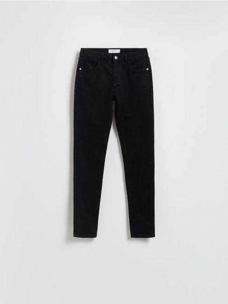Jeansy slim mid rise - czarny. Czarne jeansy Reserved, bez wzorów. Za 99.99 zł.