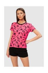 MOSCHINO Różowy t-shirt damski w czarne litery, Rozmiar XS. Czerwone t-shirty MOSCHINO, s, bez wzorów, prążkowane, bez kołnierzyka, bez ramiączek. W wyprzedaży za 269.99 zł.