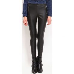 LEGGINSY DAMSKIE GŁADKIE. Czarne legginsy TOP SECRET, bez wzorów, z dzianiny. W wyprzedaży za 49.99 zł.